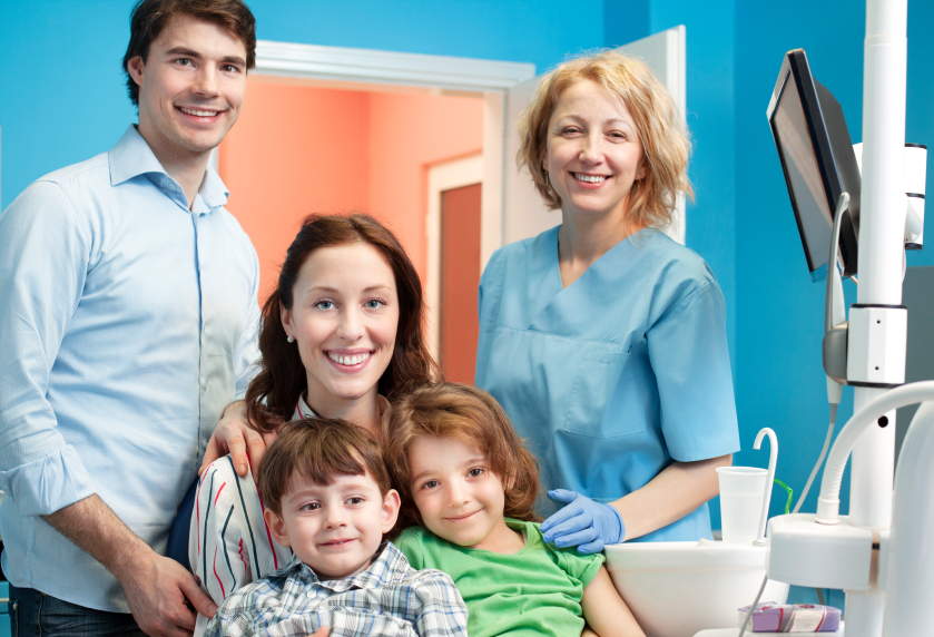 семья улыбается. Family dentist. сайт стоматологии. зубной семейный. врач-ортодонт что это такое в стоматологии.